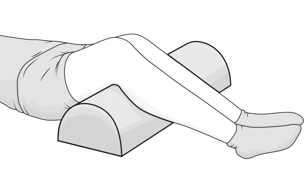 Ilustración de una persona acostada con la almohada media luna BODYGUARD® colocada bajo las rodillas, ayudando a mejorar la postura y reducir la presión en las piernas.