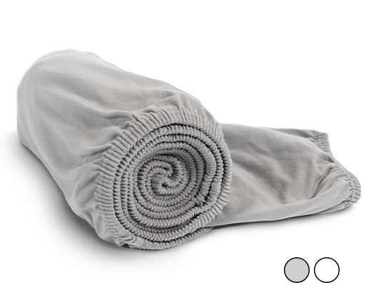 Das zusammengelegte BODYGUARD® Jersey-Spannbettlaken in Silber: Zoom auf das Laken in der weißen Farbvariante; Text Erhältlich in Silber oder Weiß