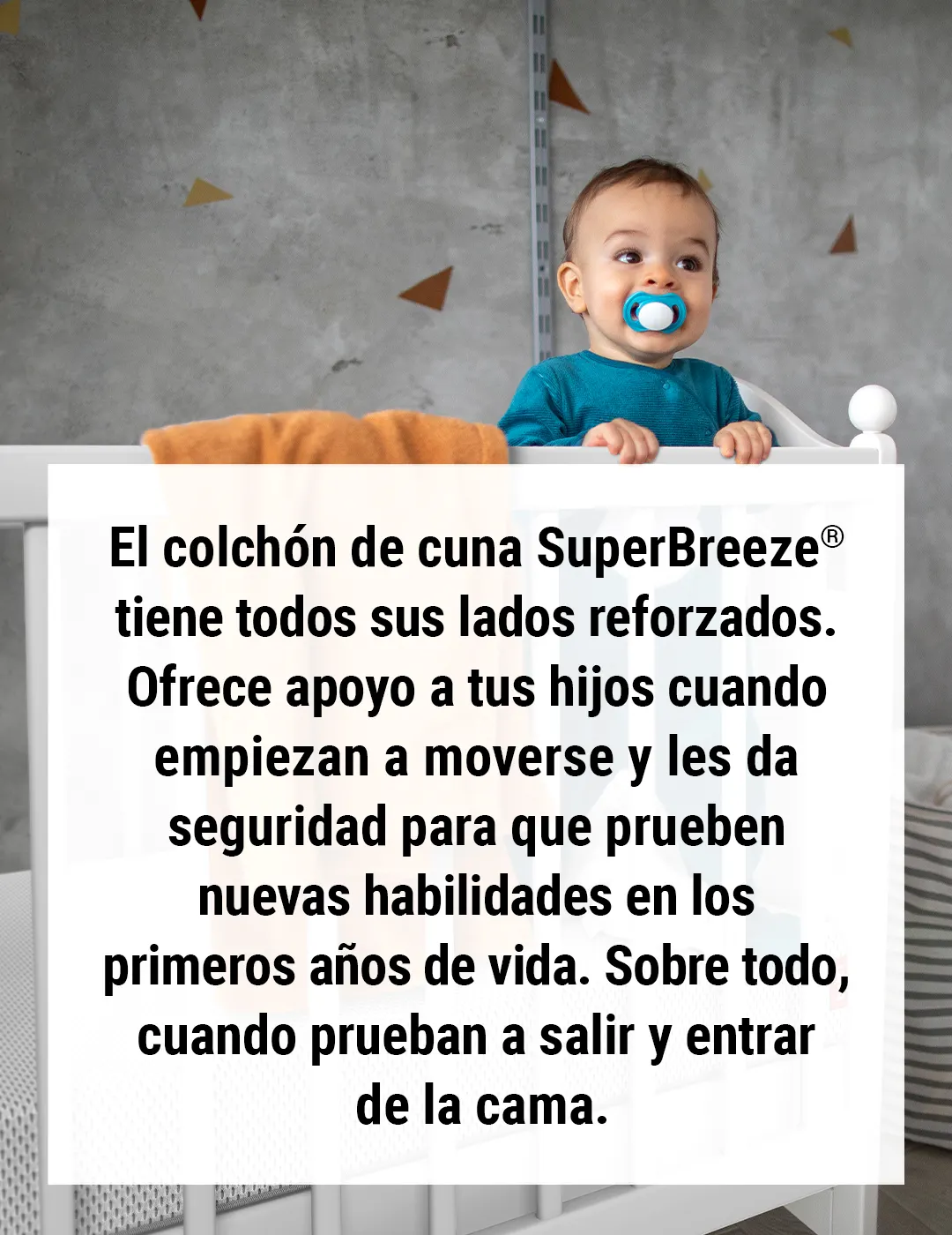 Bebé con chupete de pie en una cuna blanca, texto sobre el colchón Bodyguard.