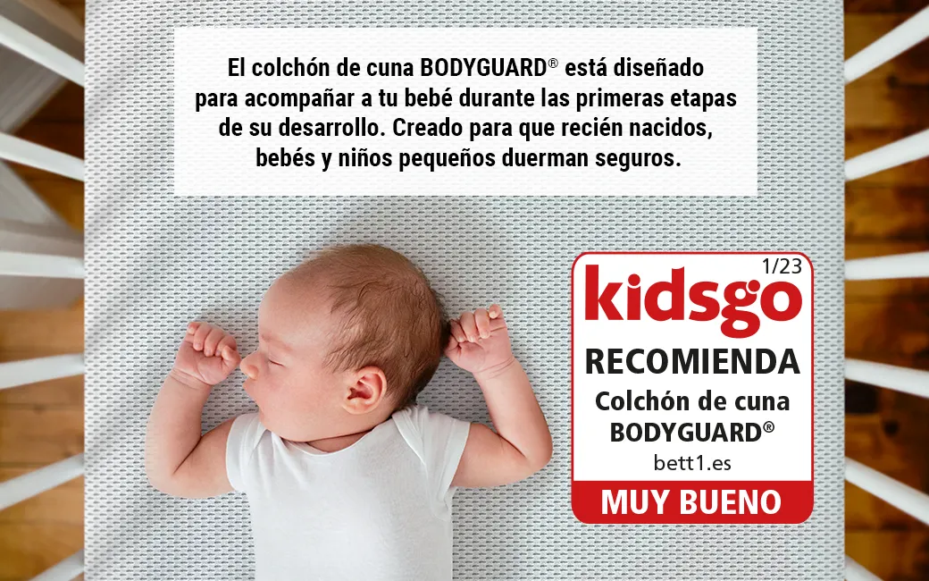 Imagen de un bebé durmiendo cómodamente sobre un colchón bett1, junto a un sello de recomendación de la revista kidsgo.