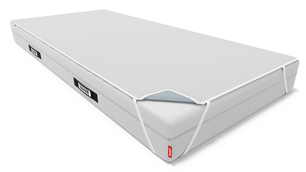 Protector de colchón BODYGUARD® ajustado sobre el colchón, mostrando esquinas elásticas y diseño envolvente.