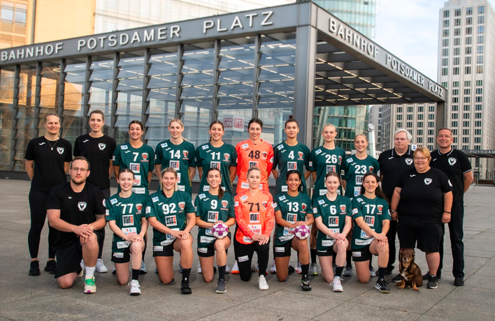 Foto: Das Frauenteam der Spreefüxxe in zwei Reihen stehend und kniend auf dem Potsdamer Platz.