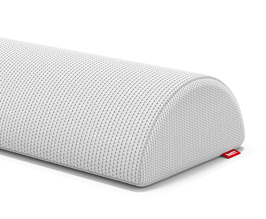 La almohada media luna BODYGUARD® para rodillas y cuello. Al lado, el sello Oeko-Tex® Standard 100.