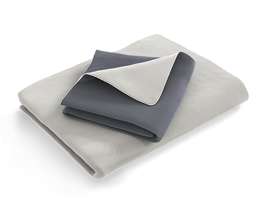 Die zusammengelegte SOFT BREEZE® Satin-Bettwäsche: der Bettbezug ist mit der silbernen Seite nach außen gefaltet, der Kopfkissenbezug mit der anthrazitfarbenen Seite	