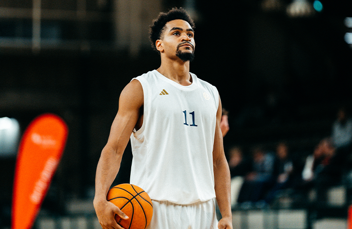 Foto: Ein Spieler der Berlin Dreams hält einen Basketball.