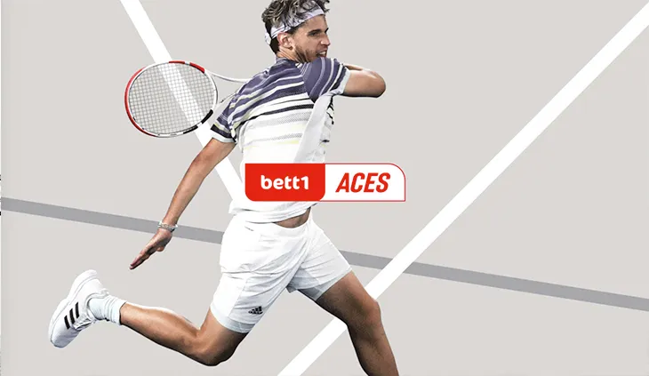 Fotografía de un jugador de tenis en acción durante un torneo, con el logotipo de bett1.es visible en la publicidad de la cancha, destacando la visibilidad de la marca.