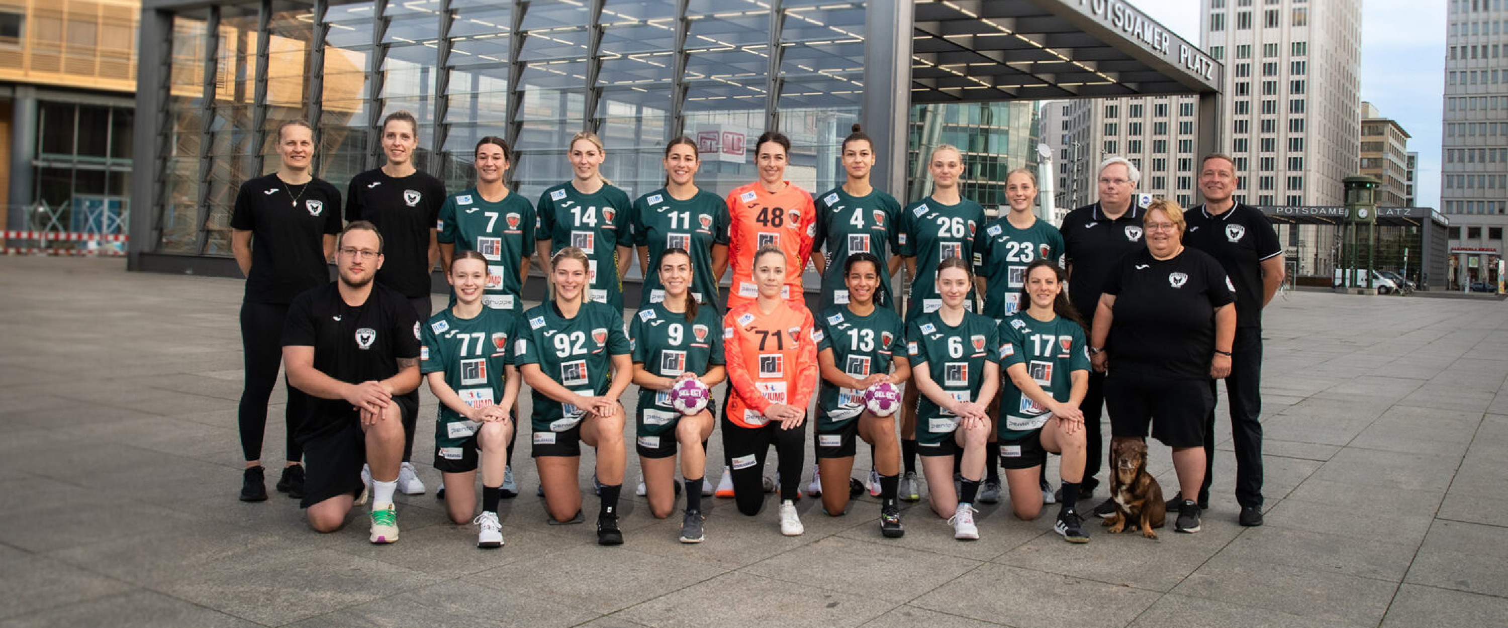 Foto: Das Frauenteam der Spreefüxxe in zwei Reihen stehend und kniend auf dem Potsdamer Platz.