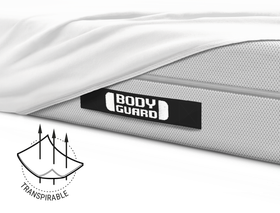 La sábana ajustable BODYGUARD® de jersey en blanco, doblada: Enfoque en la sábana en la variante de color plateado. Texto: Disponible en plata o blanco.
