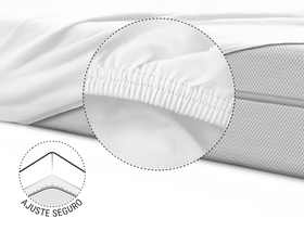 El colchón BODYGUARD® cubierto a la mitad con la sábana ajustable de jersey en blanco: Enfoque en el borde reforzado y elástico. Ilustración que muestra cómo el borde de la sábana se ajusta a la parte inferior del colchón. Texto: Agarre seguro.
