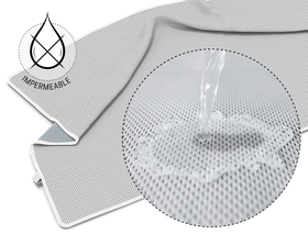 La protección para incontinencia BODYGUARD® sobre el colchón BODYGUARD®: Enfoque en la parte posterior de la protección para incontinencia. Al lado, un símbolo que muestra una gota de agua tachada con el texto impermeable.