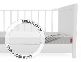 Das BODYGUARD® Kinder-Spannbettlaken aufgezogen auf der SuperBreeze® Kindermatratze, die in einem Kinderbett liegt. Zoom auf das Laken in der weißen Farbvariante. Text: Erhältlich in Silber oder Weiß