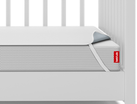 Colchón de cuna con funda transpirable, detalle de ajuste en la esquina, logotipo bett1.