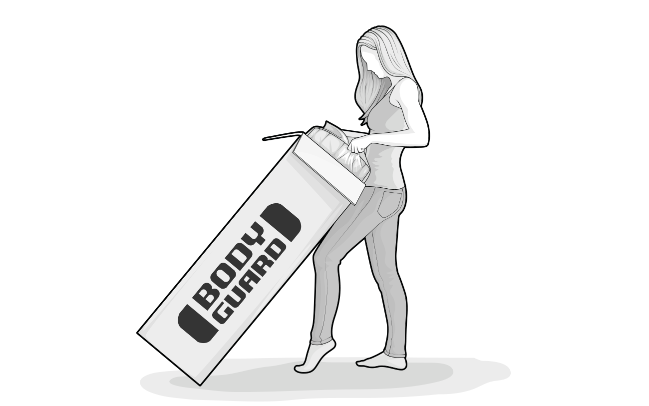 Mujer levantando caja de colchón BODYGUARD®
