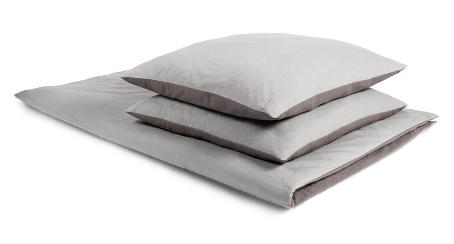 Juego de funda nórdica franela BODYGUARD® de bett1.es doblado, con dos fundas de almohada a juego en tonos oscuros y suaves.