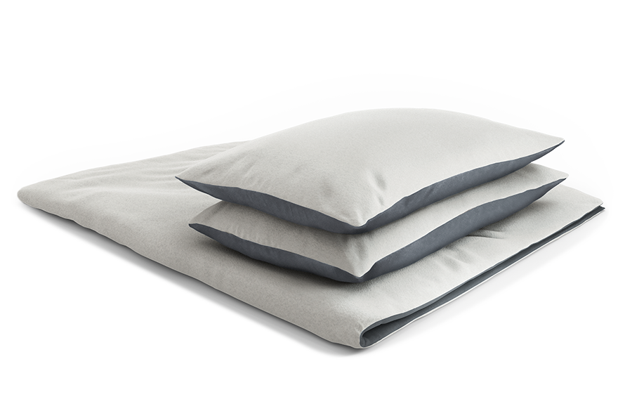Juego de funda nórdica franela BODYGUARD® de bett1.es doblado, con dos fundas de almohada a juego en tonos oscuros y suaves.