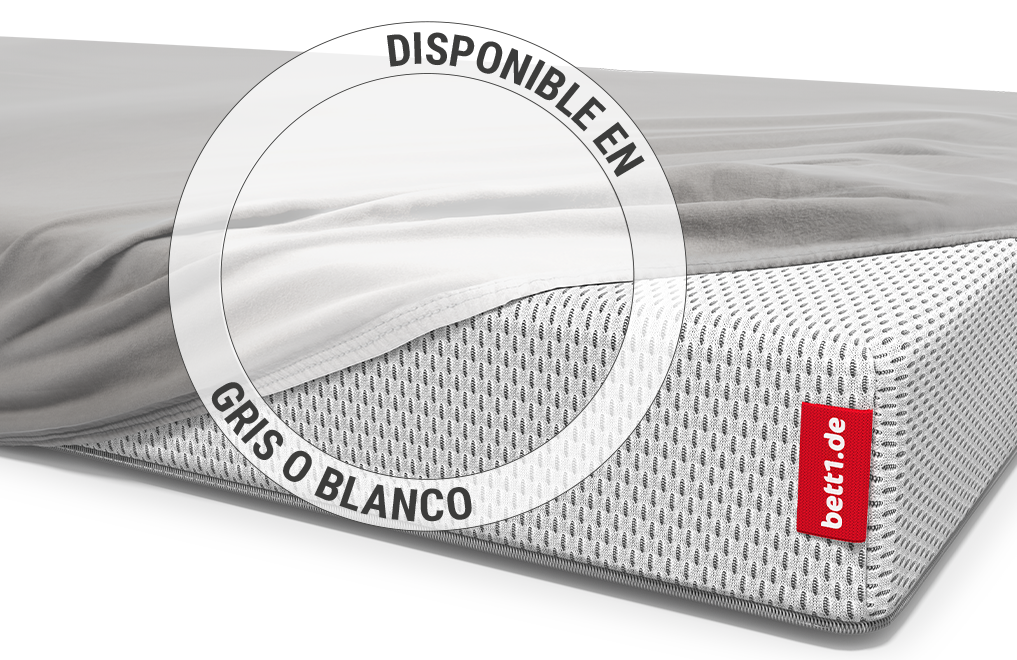 El colchón infantil BODYGUARD® está cubierto hasta una esquina con una sábana ajustable para niños en color plateado. Zoom en la sábana en la variante de color blanco. Texto: Disponible en plata o blanco.