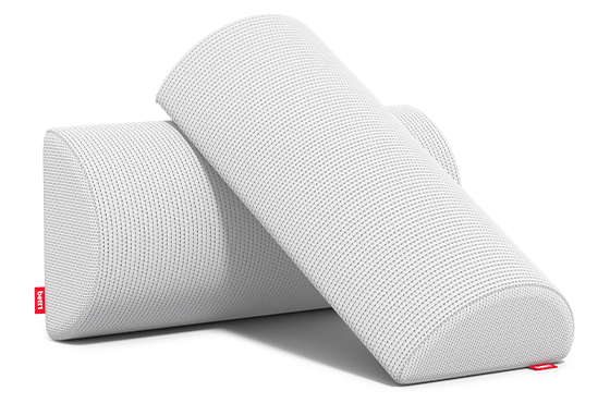 Almohada media luna BODYGUARD® de bett1.es vista desde un ángulo lateral, diseñada para ofrecer soporte cómodo a diferentes áreas del cuerpo.