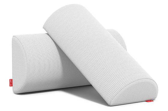 Almohada media luna BODYGUARD® de bett1.es vista desde un ángulo lateral, diseñada para ofrecer soporte cómodo a diferentes áreas del cuerpo.
