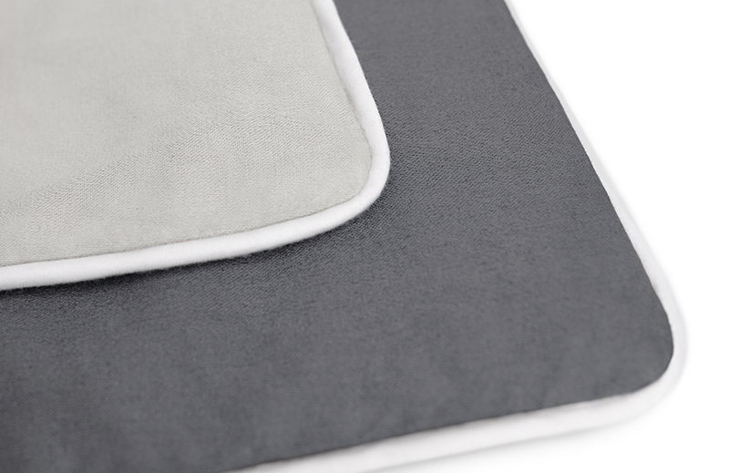 Die SOFT BREEZE® Satin-Bettwäsche: Eine Ecke der hellen silbernen Seite liegt auf der dunklen anthrazitfarbenen.