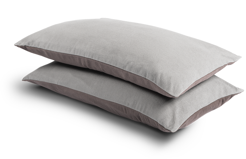 Juego de funda nórdica franela BODYGUARD® de bett1.es con dos fundas de almohada apiladas, resaltando el diseño cálido y acogedor del conjunto.