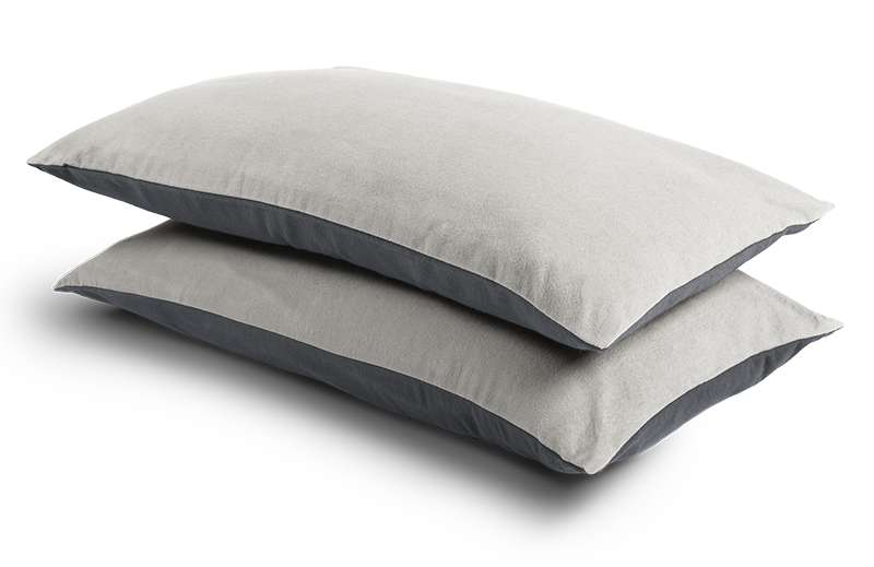 Juego de funda nórdica franela BODYGUARD® de bett1.es con dos fundas de almohada apiladas, resaltando el diseño cálido y acogedor del conjunto.