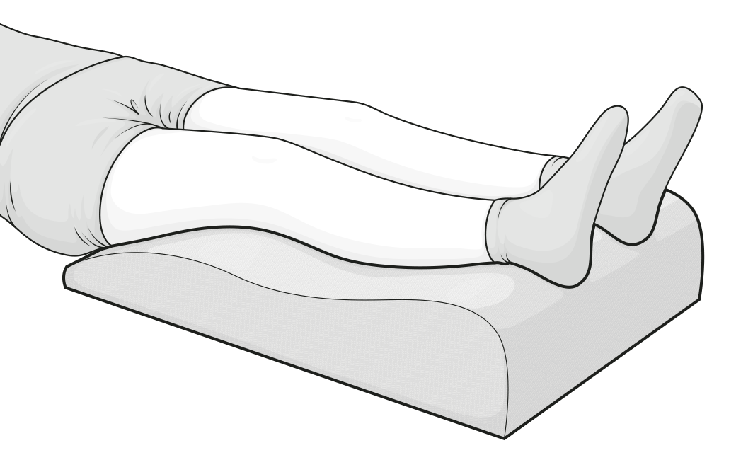 Illustration: Beine hochgelegt auf dem Venenkissen.	