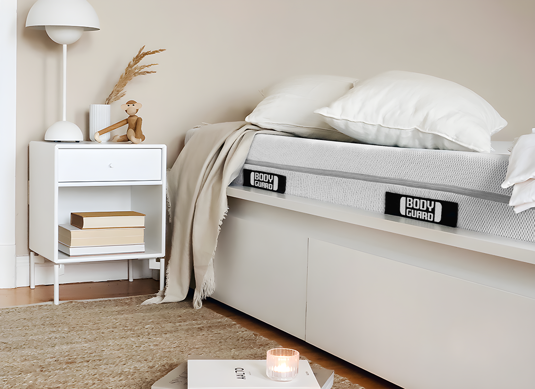 Colchón bett1 en dormitorio moderno con cabecera blanca