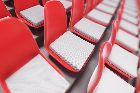 Varios cojines para silla Bodyguard en color rojo colocados en una fila de sillas rojas modernas, alineadas diagonalmente.