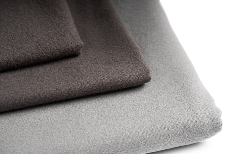 Primer plano de la textura suave de la franela del juego de funda nórdica BODYGUARD® de bett1.es, mostrando el acabado de alta calidad.