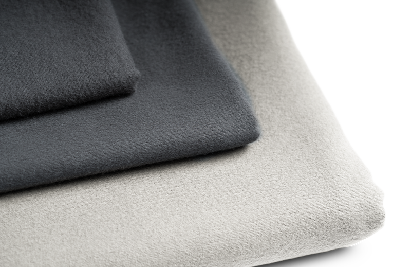 Primer plano de la textura suave de la franela del juego de funda nórdica BODYGUARD® de bett1.es, mostrando el acabado de alta calidad.
