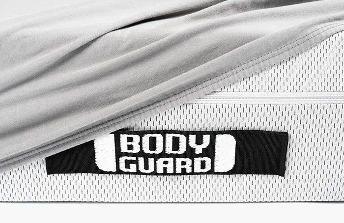 Die BODYGUARD® Matratze zur Hälfte mit dem Jersey-Spannbettlaken in Silber bezogen.