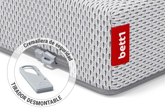 Primer plano de un colchón bett1 con la etiqueta visible, destacando la calidad del producto y el fácil manejo.
