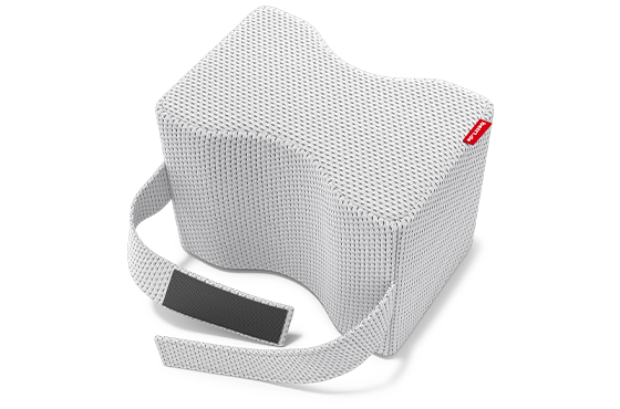 Primer plano de la almohada para rodillas BODYGUARD® con una correa elástica para un ajuste seguro entre las piernas durante el sueño.