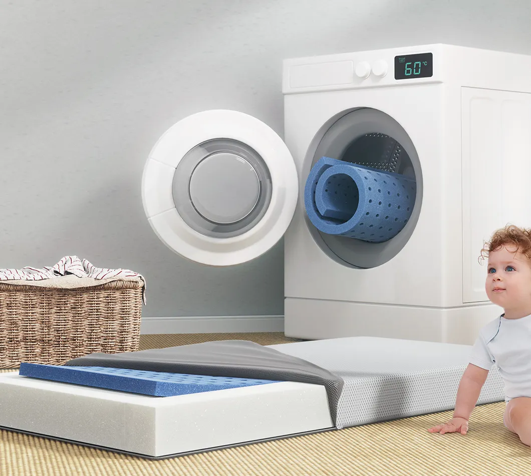 Die SuperBreeze Kindermatratze mit halb geöffnetem Bezug liegt vor einer Waschmaschine. Eine waschbare Liegefläche schaut zusammengerollt aus der Waschmaschine.