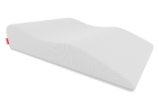 Imagen de una almohada en forma de cuña, diseñada para elevar las piernas o mejorar la postura mientras se descansa.