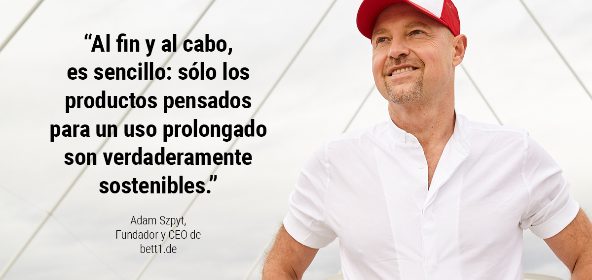 Foto de Adam Szpyt, fundador y director ejecutivo de bett1.de, acompañado de una cita sobre colchones sostenibles: "Al final, es muy simple: solo los productos que se pueden usar durante mucho tiempo son realmente sostenibles."