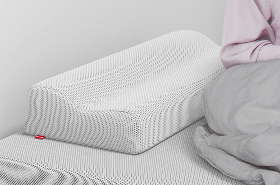 Almohada BODYGUARD sobre una cama.