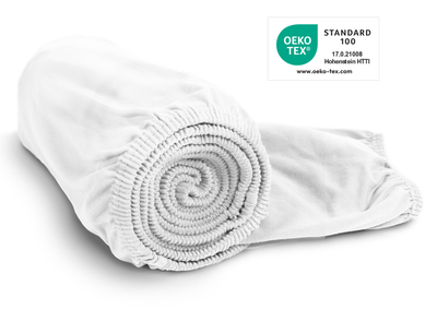 La sábana ajustable de jersey BODYGUARD® en blanco enrollada. Sello Oeko-Tex® Standard 100.
