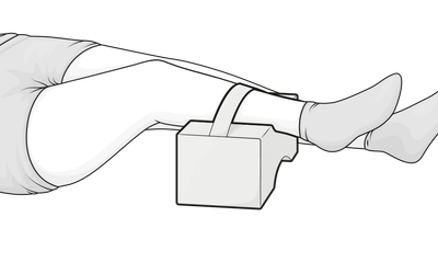 Illustration: Eine Person in Rückenlage hat ein Bein auf dem Kniekissen abgelegt und eins daneben gelegt.	
