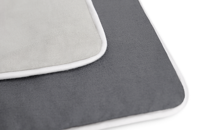 Detalle del juego de funda nórdica BODYGUARD de bett1.es, resaltando las costuras de alta calidad y el contraste entre el gris claro y el negro.