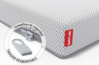 Primer plano de un colchón bett1 con la etiqueta visible, destacando la calidad del producto y el fácil manejo.
