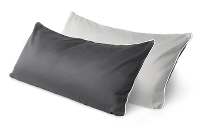 Dos almohadas: una blanca y una gris, dispuestas en ángulo.